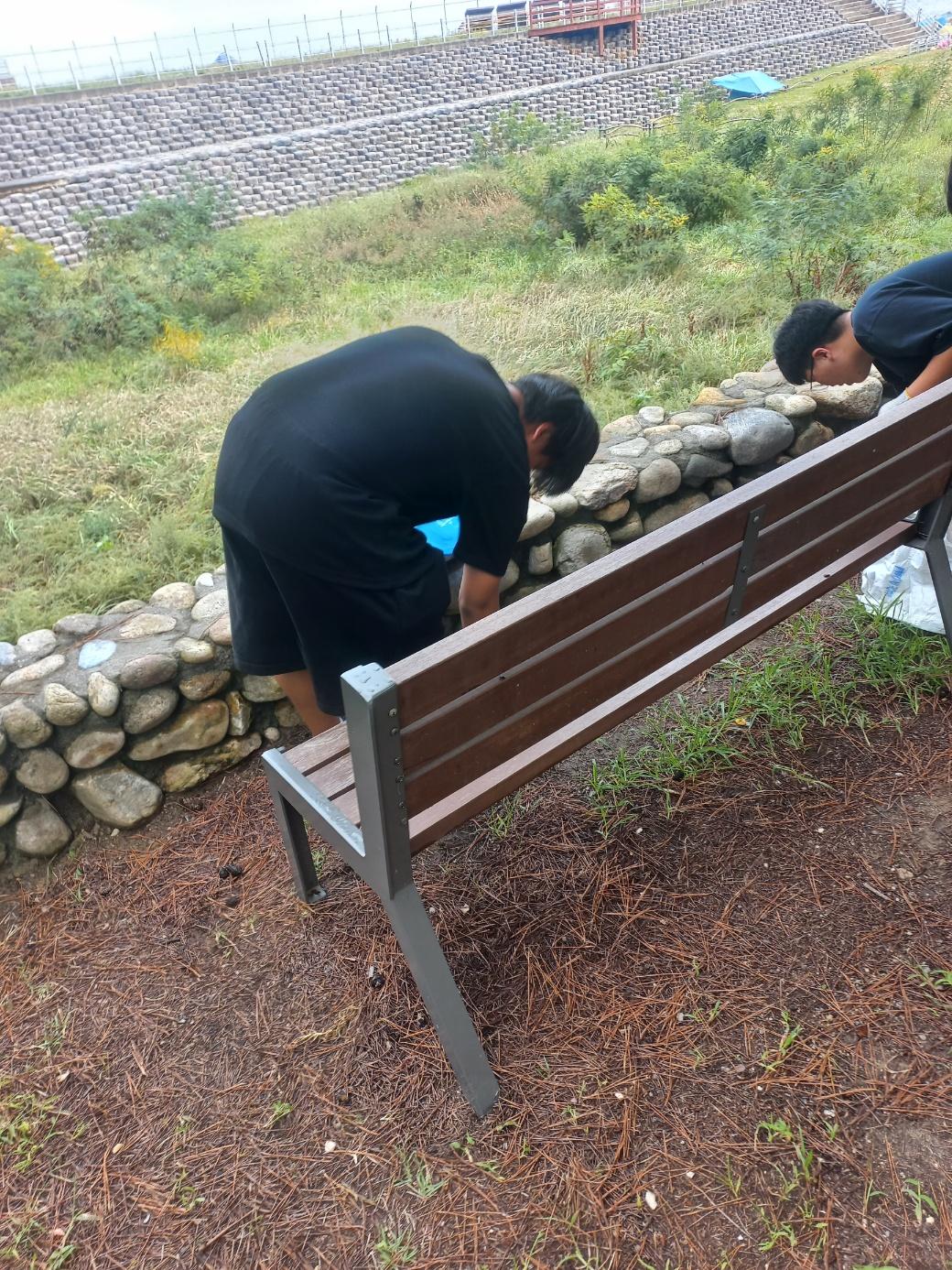 “유스그린리더들이 직접 손을 모아 해변 곳곳을 깨끗이 비우며, 바다와 마을에 다시 숨결을 불어넣었다.” 26