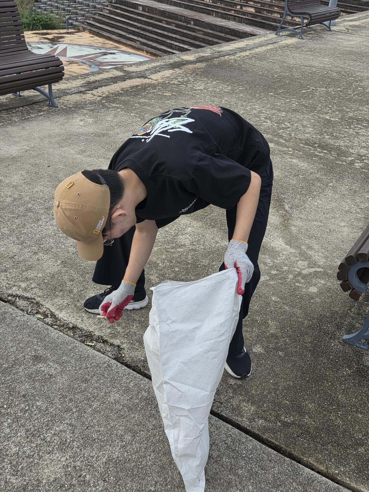 “유스그린리더들이 직접 손을 모아 해변 곳곳을 깨끗이 비우며, 바다와 마을에 다시 숨결을 불어넣었다.” 29