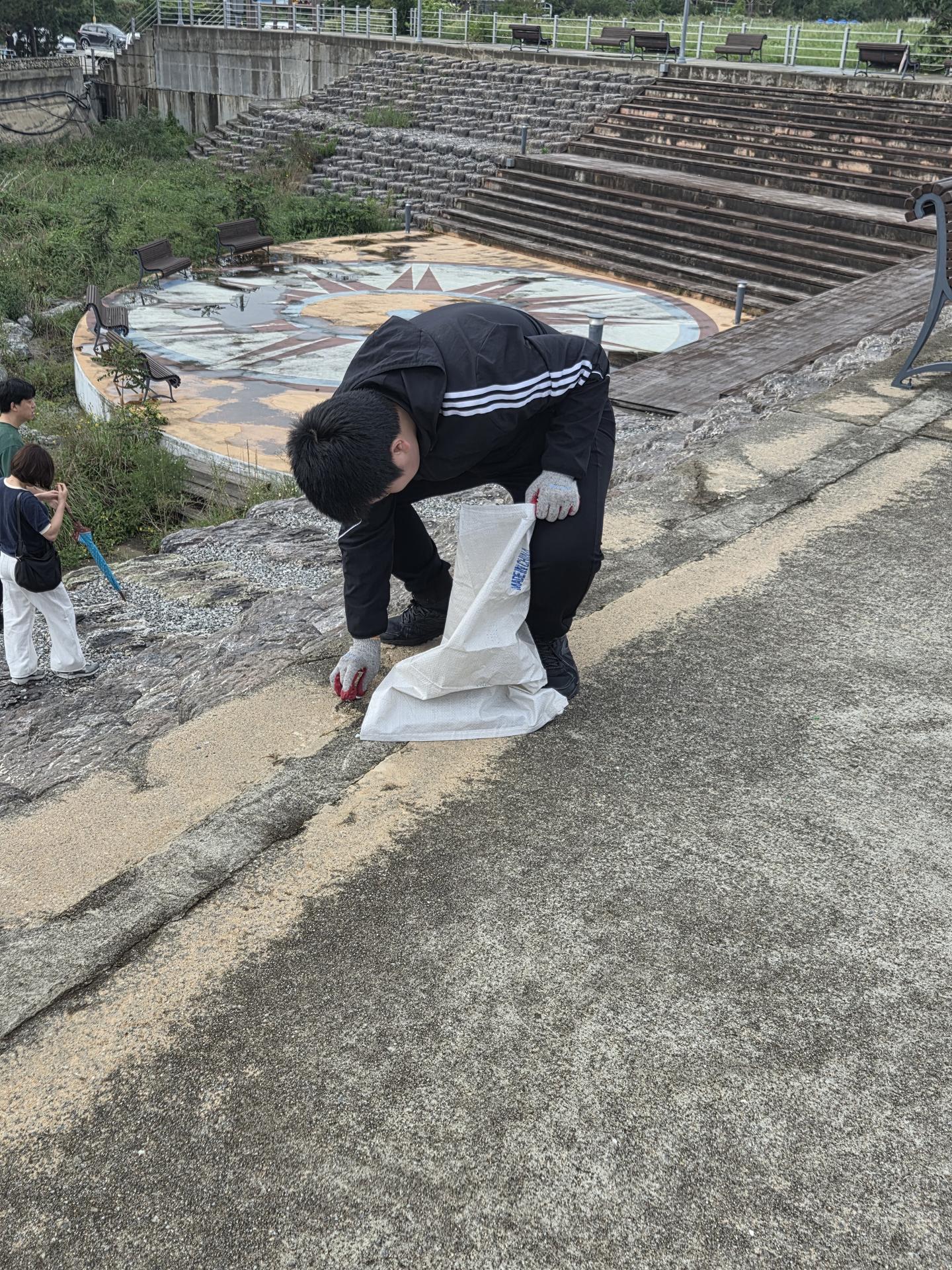 “유스그린리더들이 직접 손을 모아 해변 곳곳을 깨끗이 비우며, 바다와 마을에 다시 숨결을 불어넣었다.” 30
