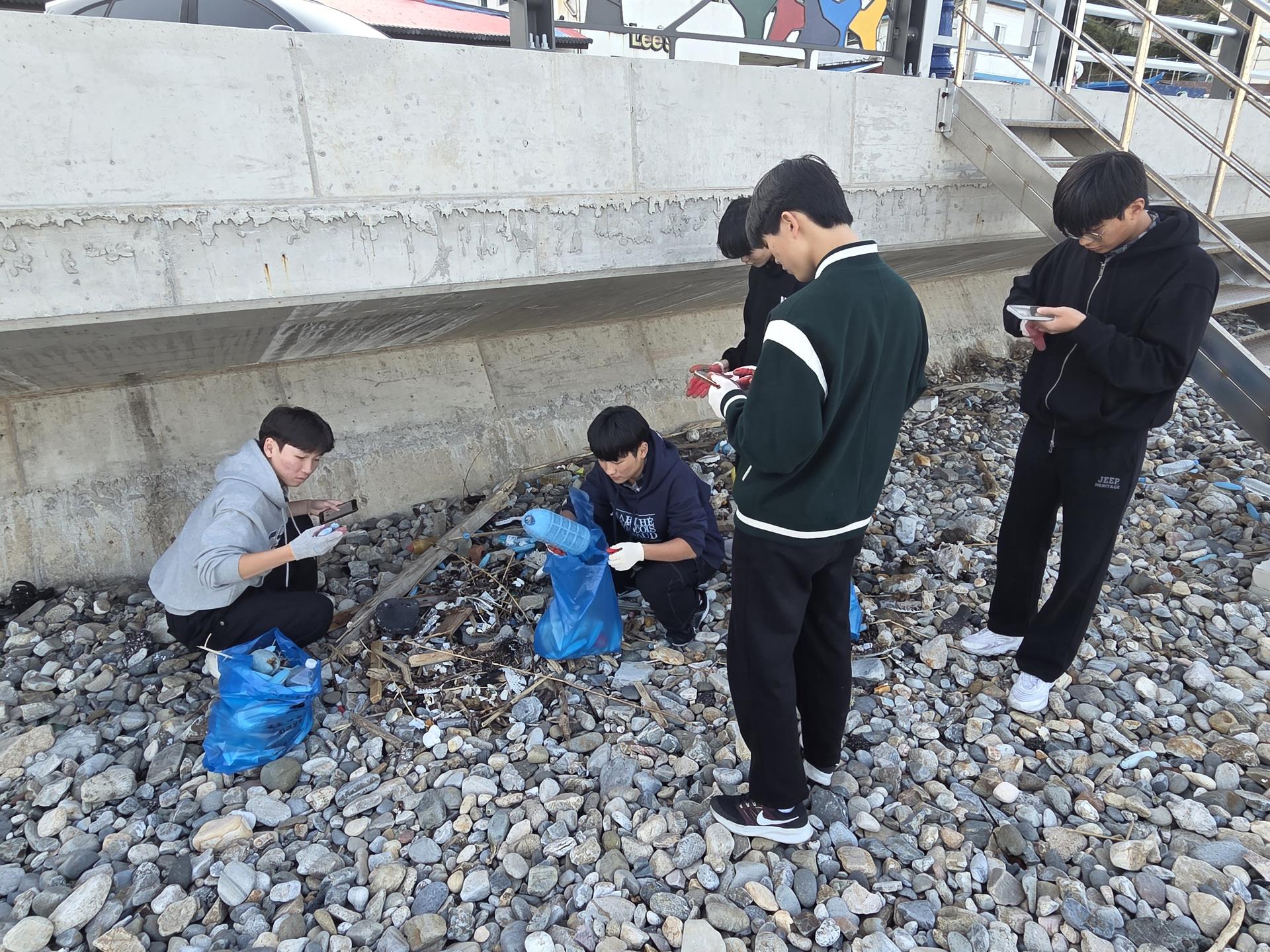“씨피알 유스그린리더들이 함께 모여 바다와 항구를 깨끗하게 만들며, 즐거움과 뿌듯함 속에서 환경의 소중함을 배운 하루였다.” 7