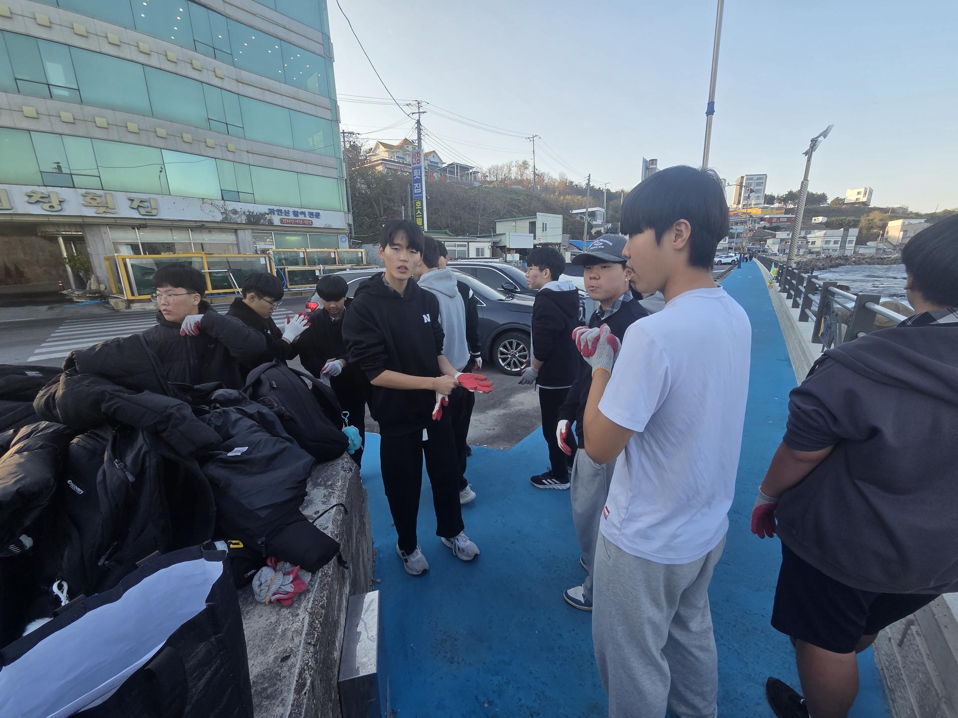 “씨피알 유스그린리더들이 함께 모여 바다와 항구를 깨끗하게 만들며, 즐거움과 뿌듯함 속에서 환경의 소중함을 배운 하루였다.” 11