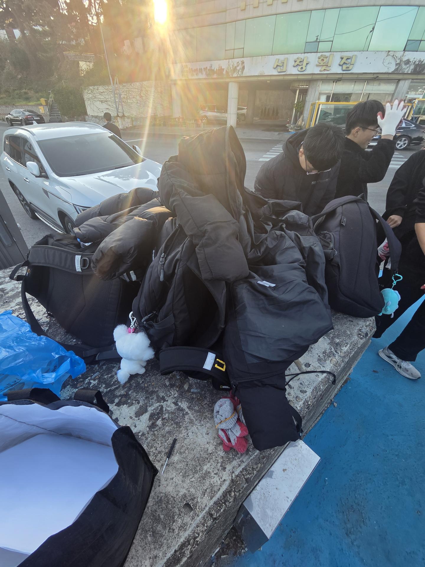 “씨피알 유스그린리더들이 함께 모여 바다와 항구를 깨끗하게 만들며, 즐거움과 뿌듯함 속에서 환경의 소중함을 배운 하루였다.” 12