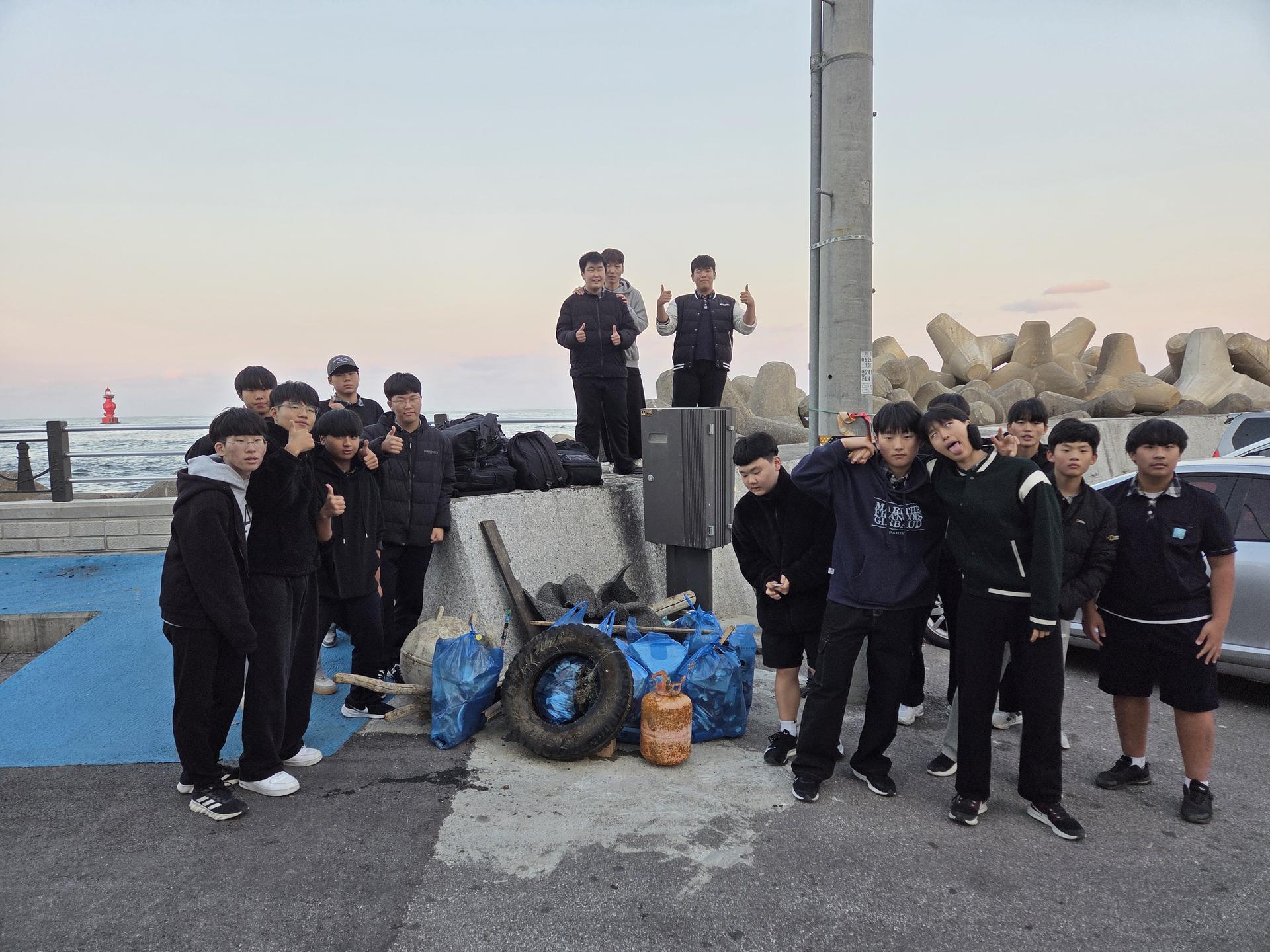 “씨피알 유스그린리더들이 함께 모여 바다와 항구를 깨끗하게 만들며, 즐거움과 뿌듯함 속에서 환경의 소중함을 배운 하루였다.” 13