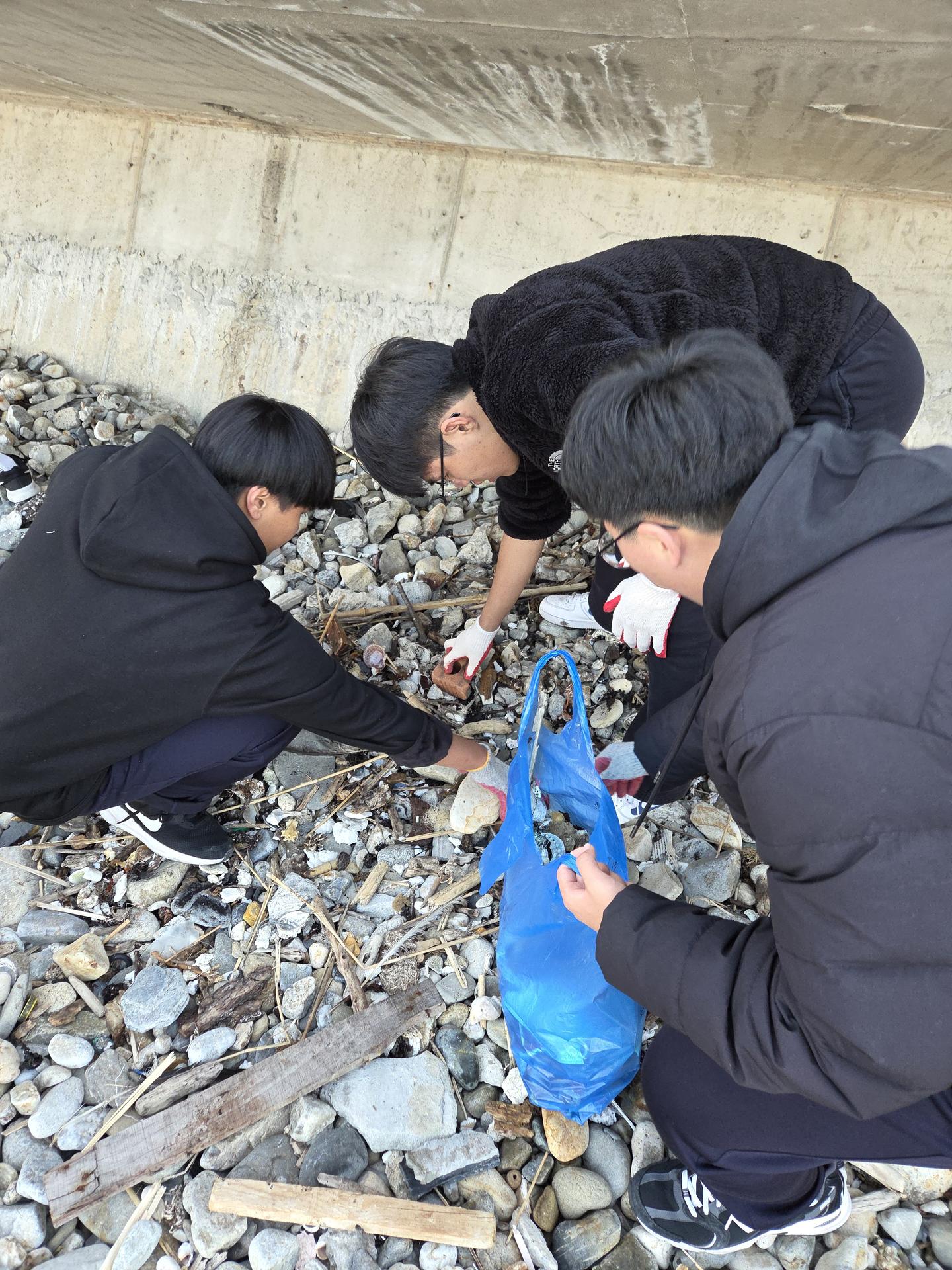 “씨피알 유스그린리더들이 함께 모여 바다와 항구를 깨끗하게 만들며, 즐거움과 뿌듯함 속에서 환경의 소중함을 배운 하루였다.” 14