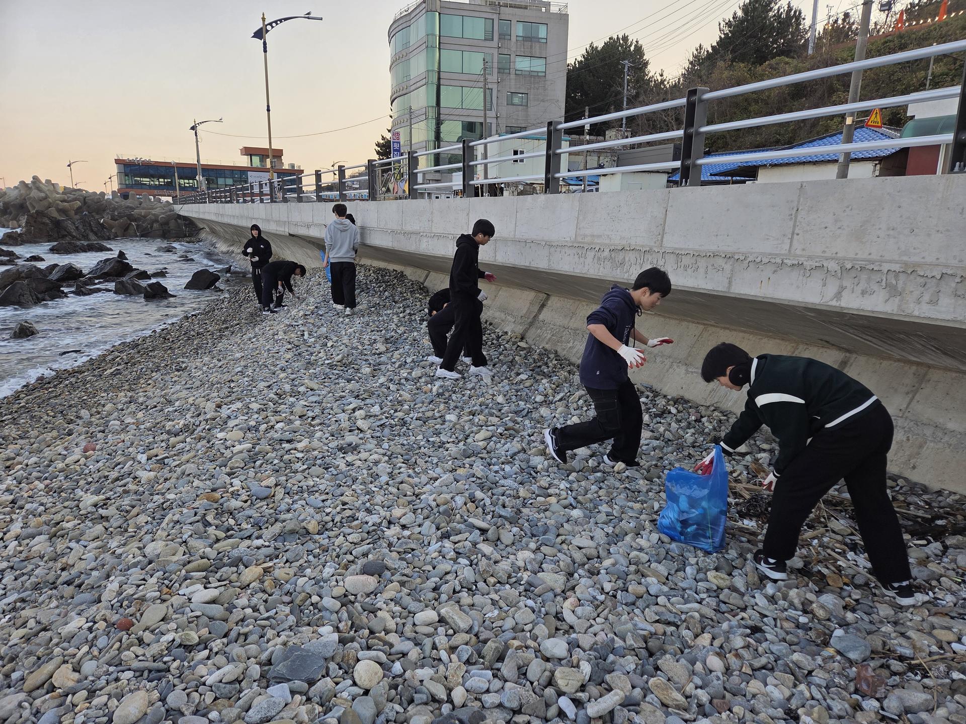 “씨피알 유스그린리더들이 함께 모여 바다와 항구를 깨끗하게 만들며, 즐거움과 뿌듯함 속에서 환경의 소중함을 배운 하루였다.” 16