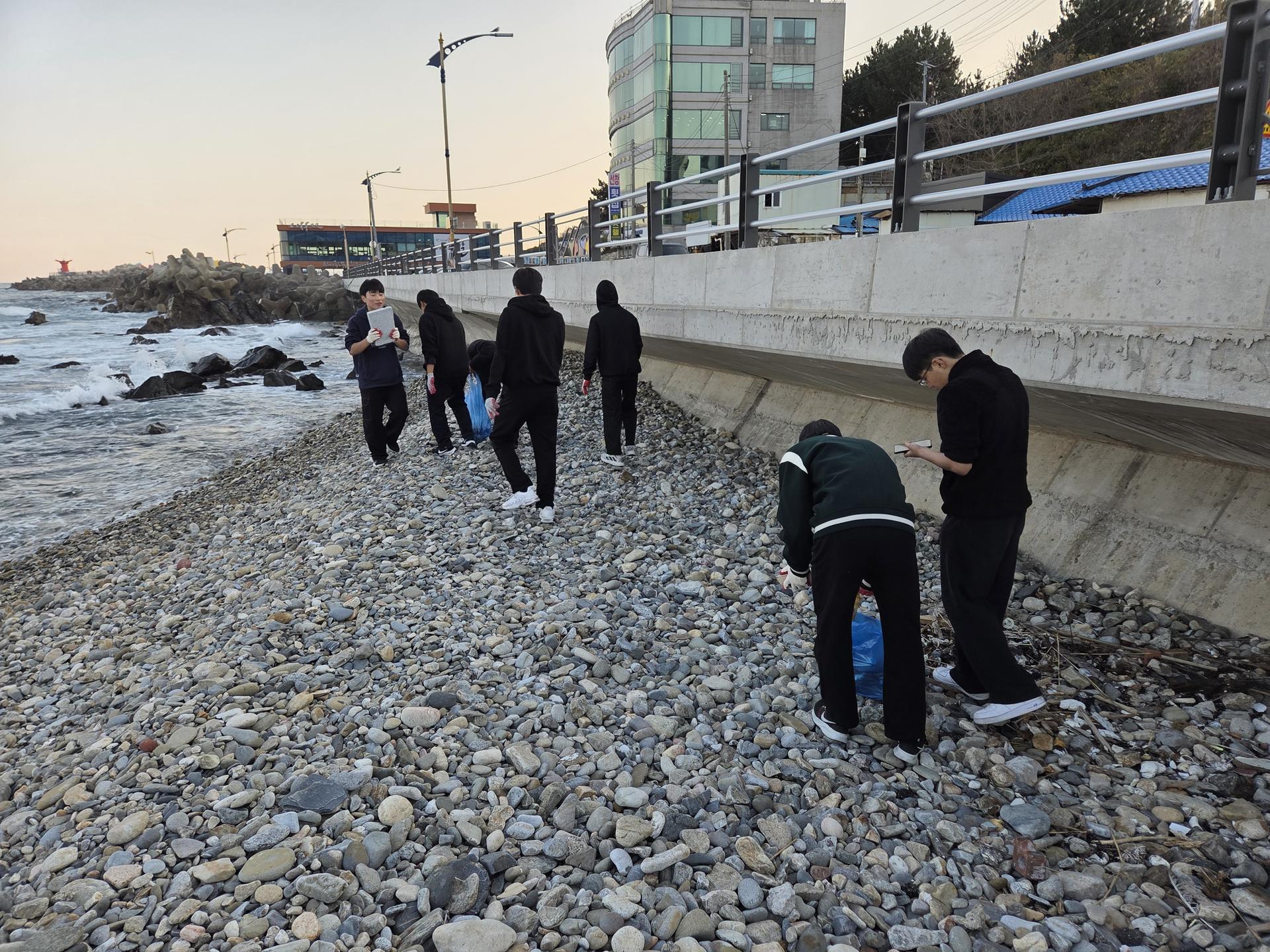 “씨피알 유스그린리더들이 함께 모여 바다와 항구를 깨끗하게 만들며, 즐거움과 뿌듯함 속에서 환경의 소중함을 배운 하루였다.” 17