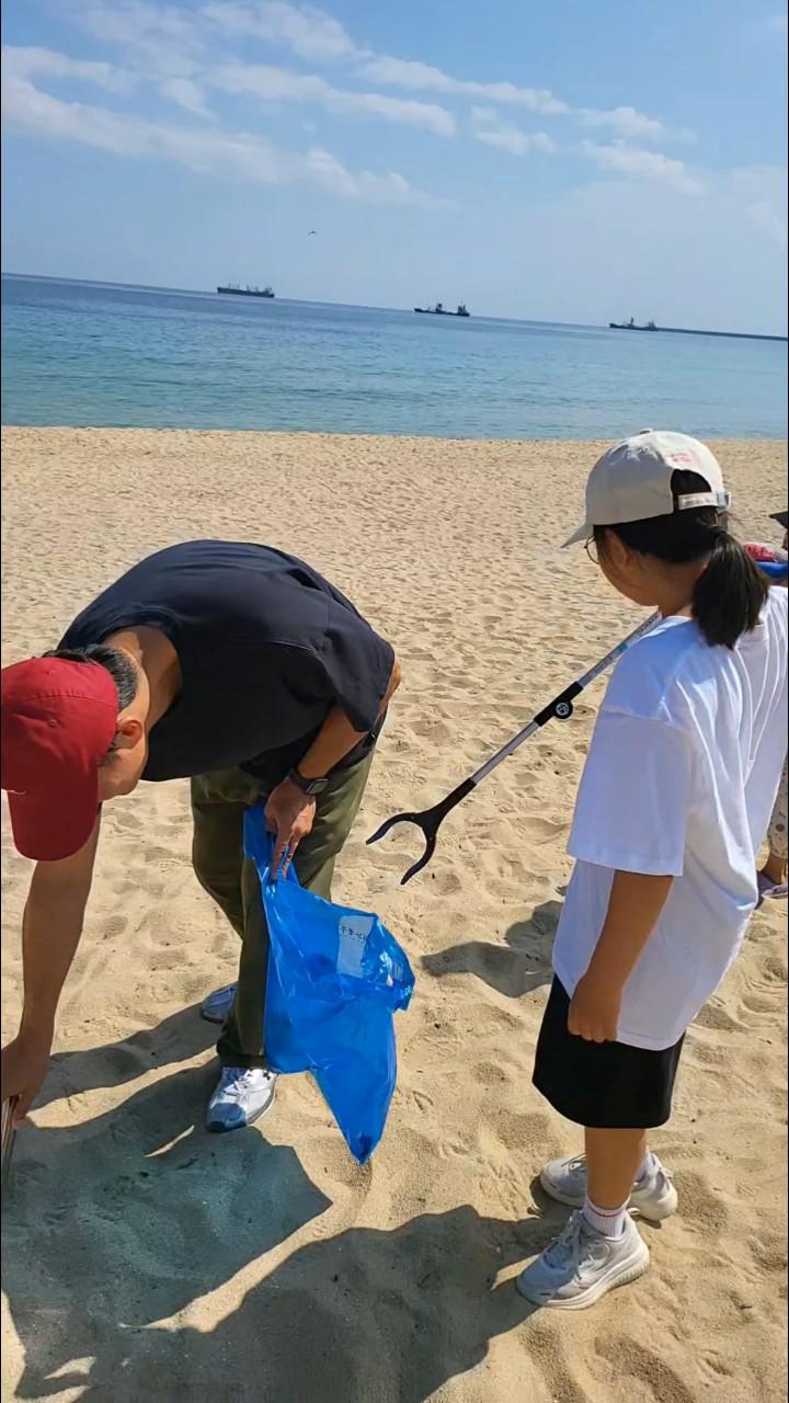 “씨피알 유스그린리더들이 함께 모여 바다와 항구를 깨끗하게 만들며, 즐거움과 뿌듯함 속에서 환경의 소중함을 배운 하루였다.” 30