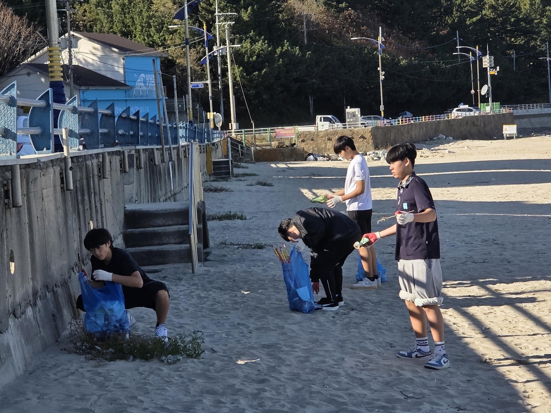 “방과 후 짧은 시간, 바다를 지키는 마음은 끝없이 커졌다.” 5