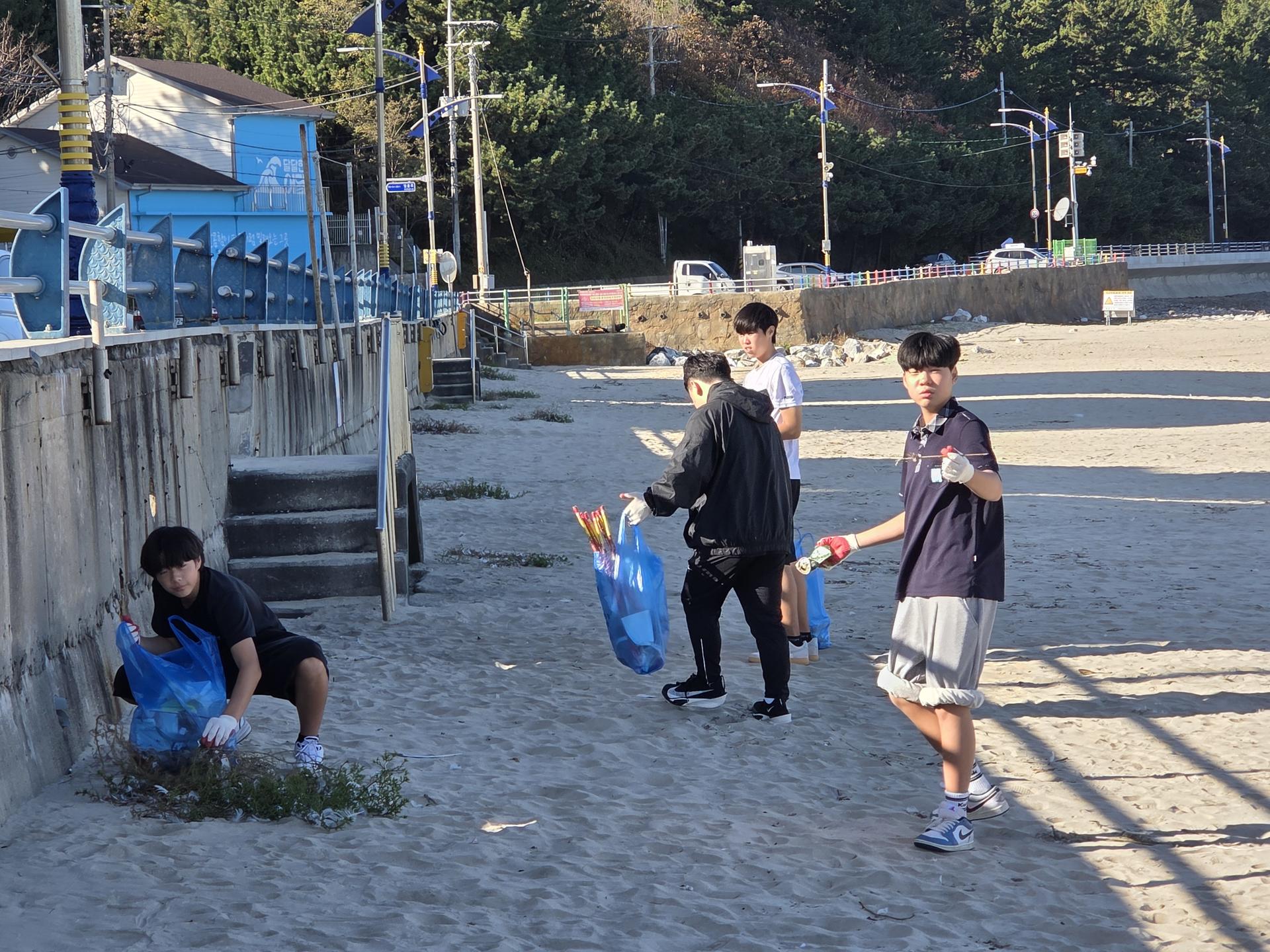 “방과 후 짧은 시간, 바다를 지키는 마음은 끝없이 커졌다.” 7