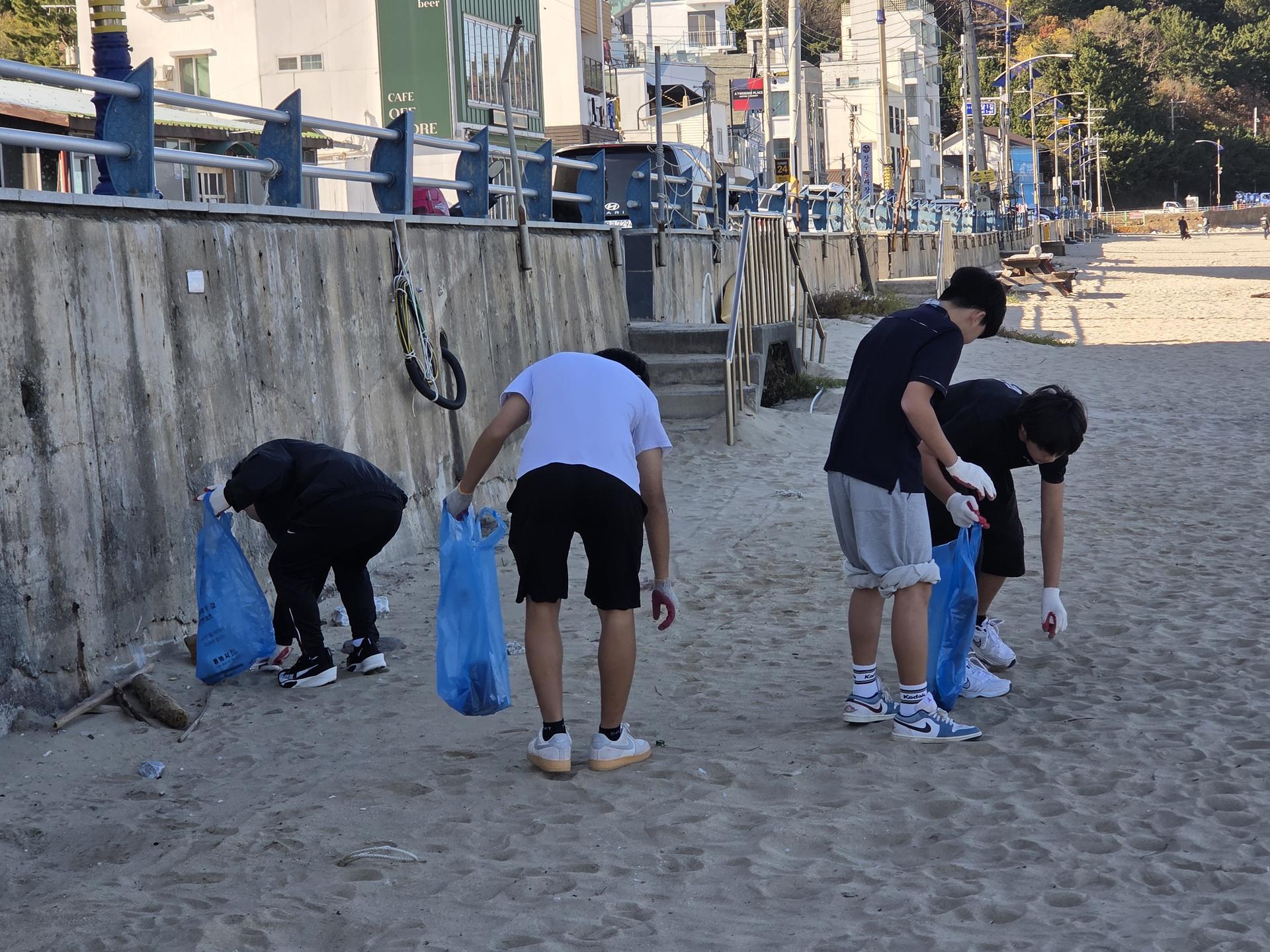 “방과 후 짧은 시간, 바다를 지키는 마음은 끝없이 커졌다.” 13