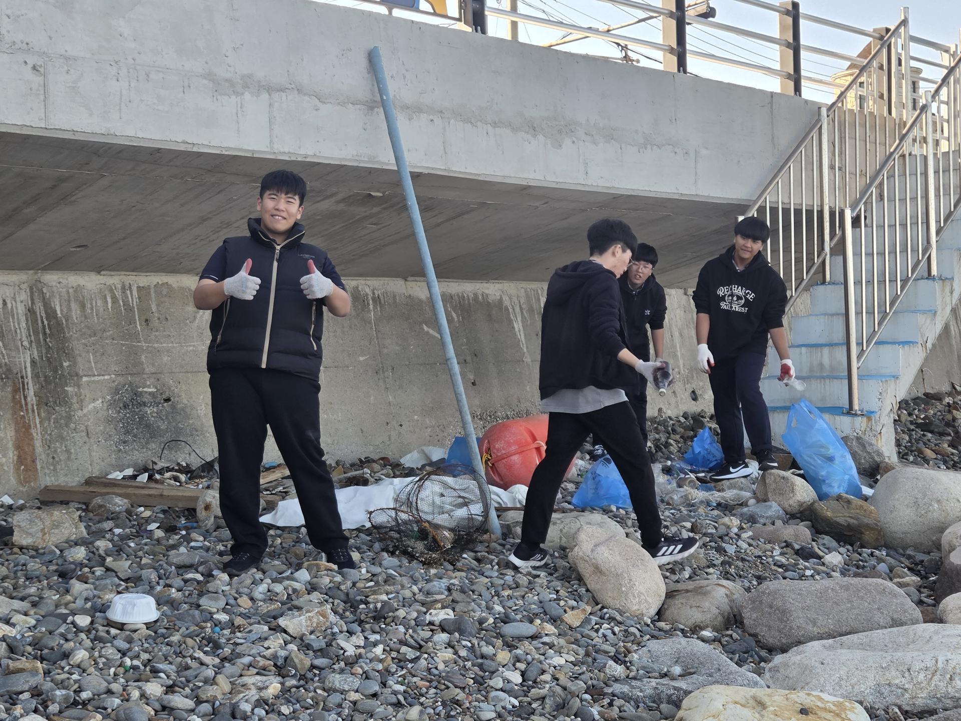 “방과 후 짧은 시간, 바다를 지키는 마음은 끝없이 커졌다.” 14