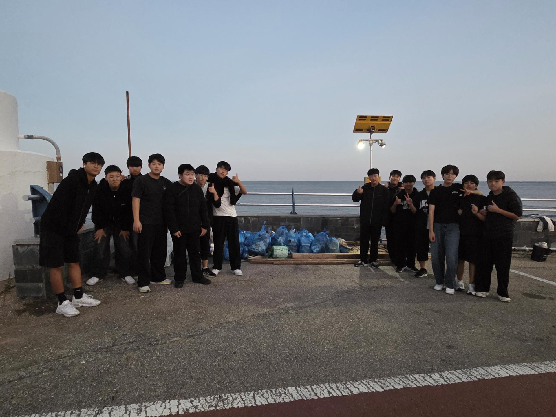 “방과 후 짧은 시간, 바다를 지키는 마음은 끝없이 커졌다.” 16