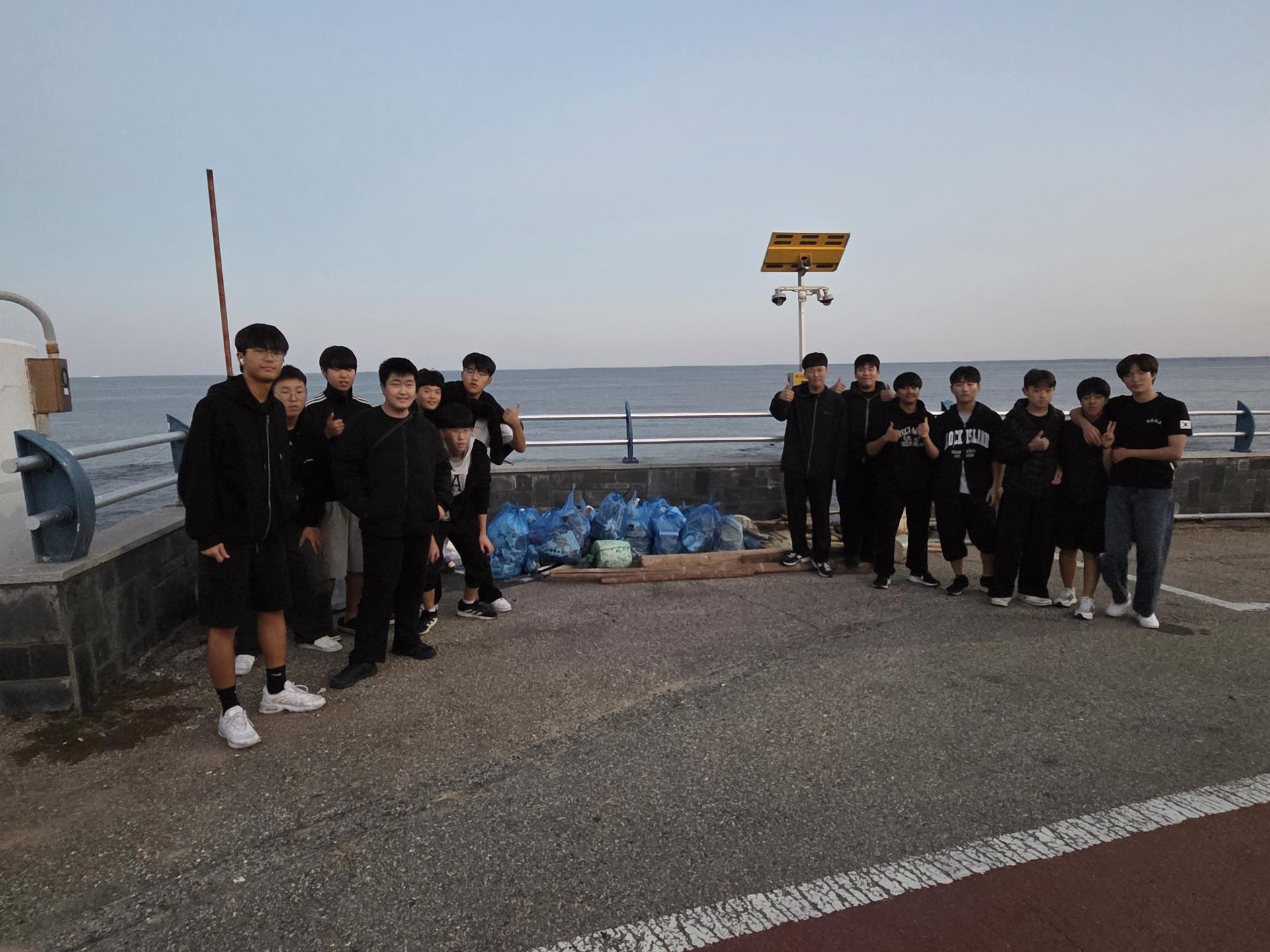 “방과 후 짧은 시간, 바다를 지키는 마음은 끝없이 커졌다.” 22
