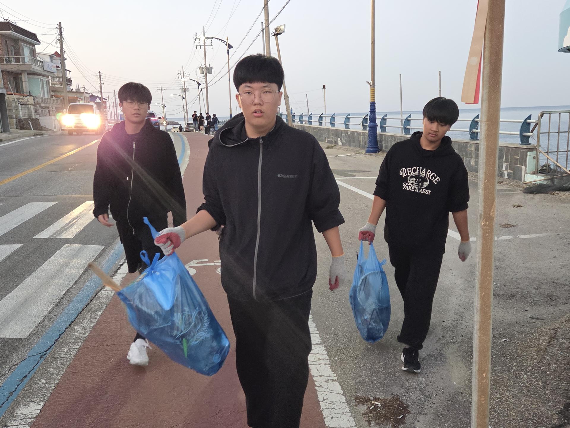 “방과 후 짧은 시간, 바다를 지키는 마음은 끝없이 커졌다.” 26