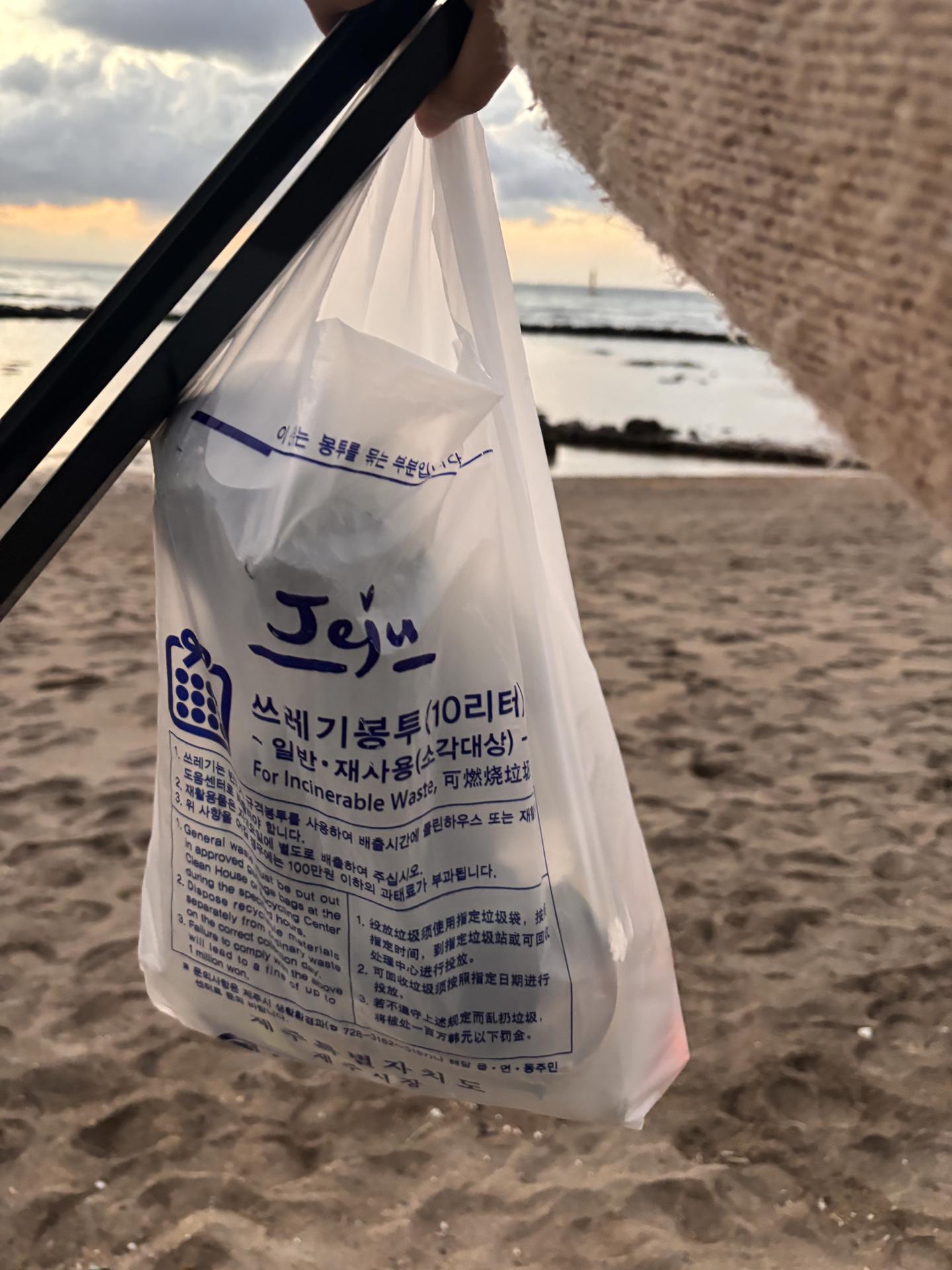 어두운 밤바다 모래 속 파묻힌 수많은 쓰레기, 삽이 간절했던 이번 플로깅이었습니다. 7