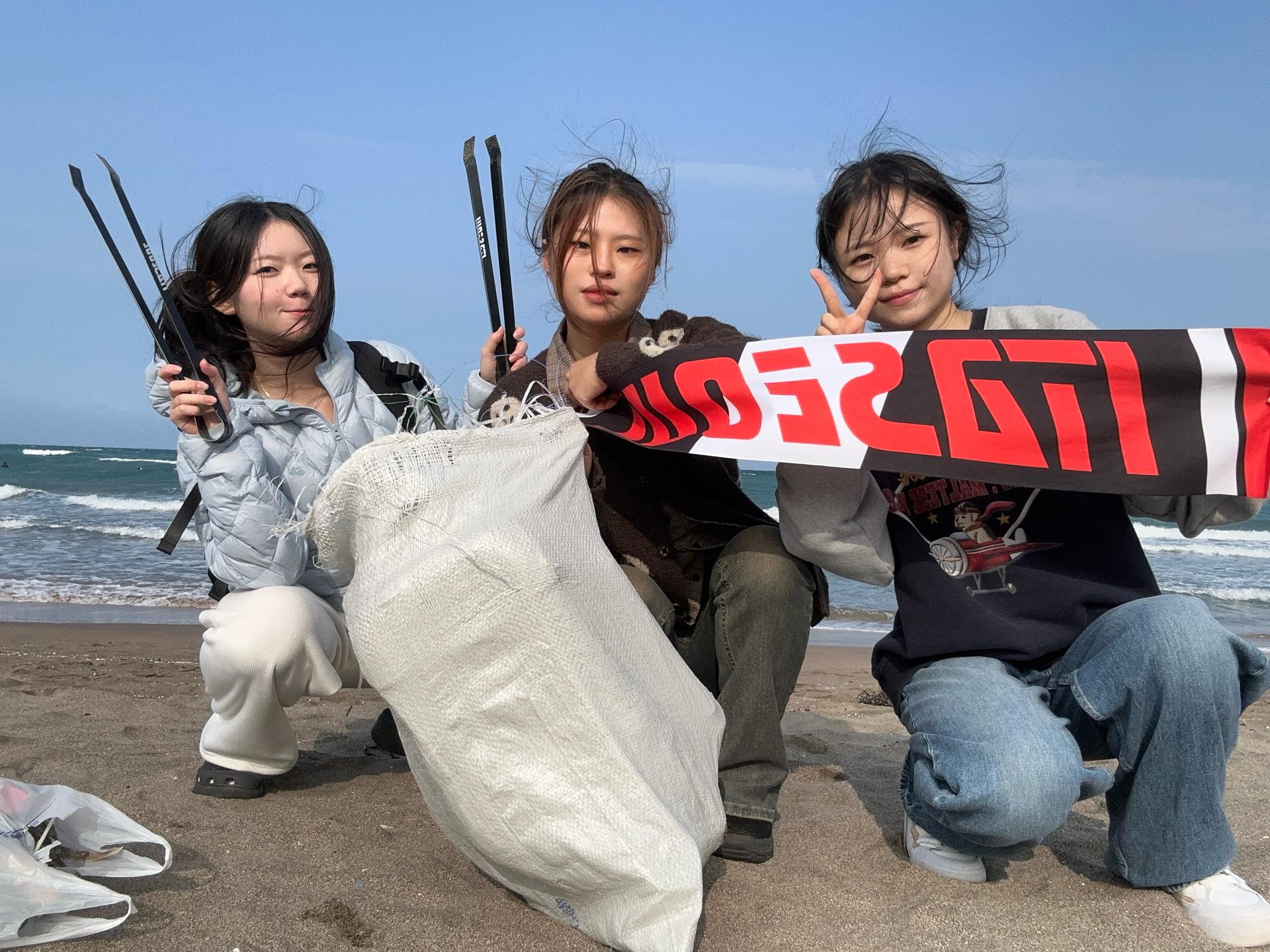 어두운 밤바다 모래 속 파묻힌 수많은 쓰레기, 삽이 간절했던 이번 플로깅이었습니다. 17