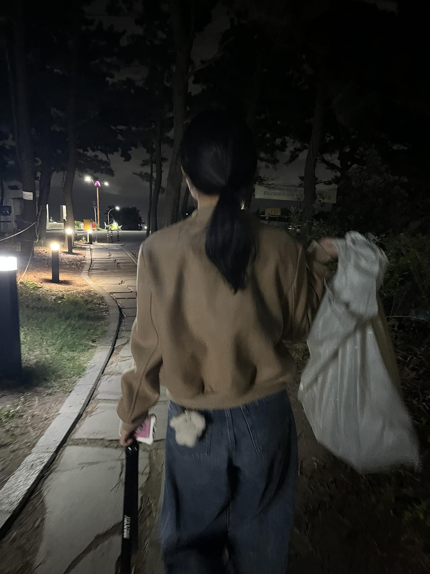 바다는 맑았지만, 해변은 쓰레기로 덮여있었습니다. 10