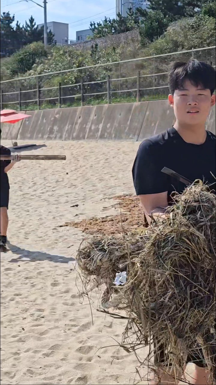 “깨끗해 보였지만, 우리는 그 안을 보았다” 12