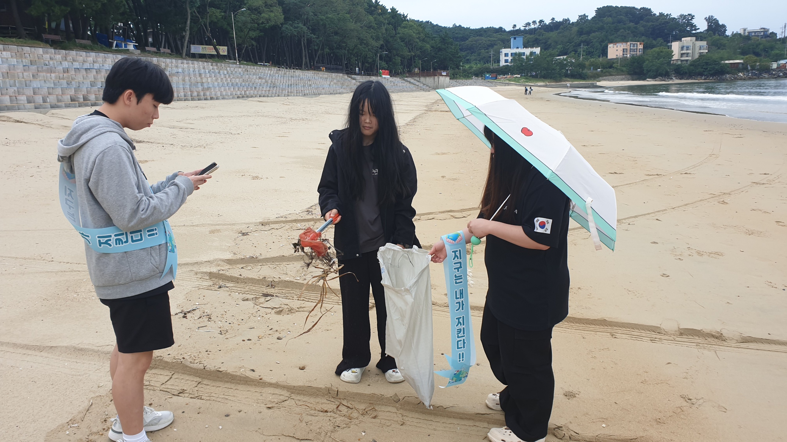 국제연안정화의 날을 맞은 드림중고등학교 지구파수꾼의 두번째 반려해변정화활동 5