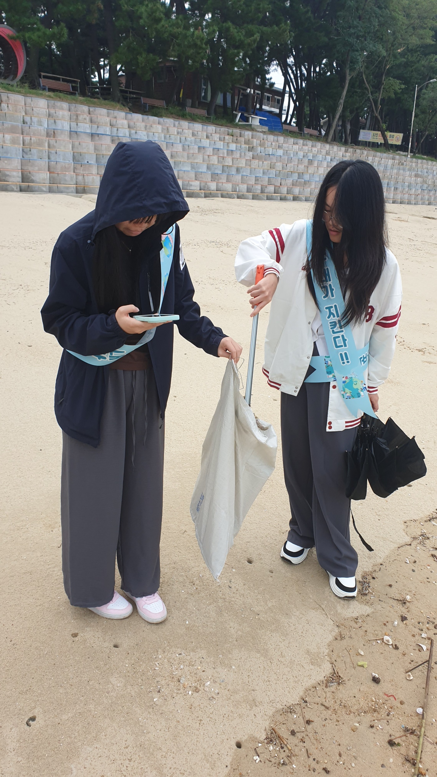 국제연안정화의 날을 맞은 드림중고등학교 지구파수꾼의 두번째 반려해변정화활동 9