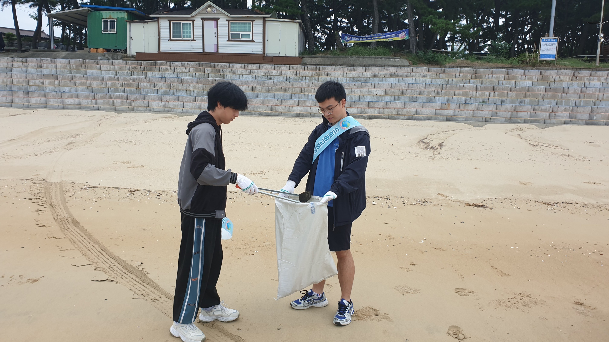 국제연안정화의 날을 맞은 드림중고등학교 지구파수꾼의 두번째 반려해변정화활동 4