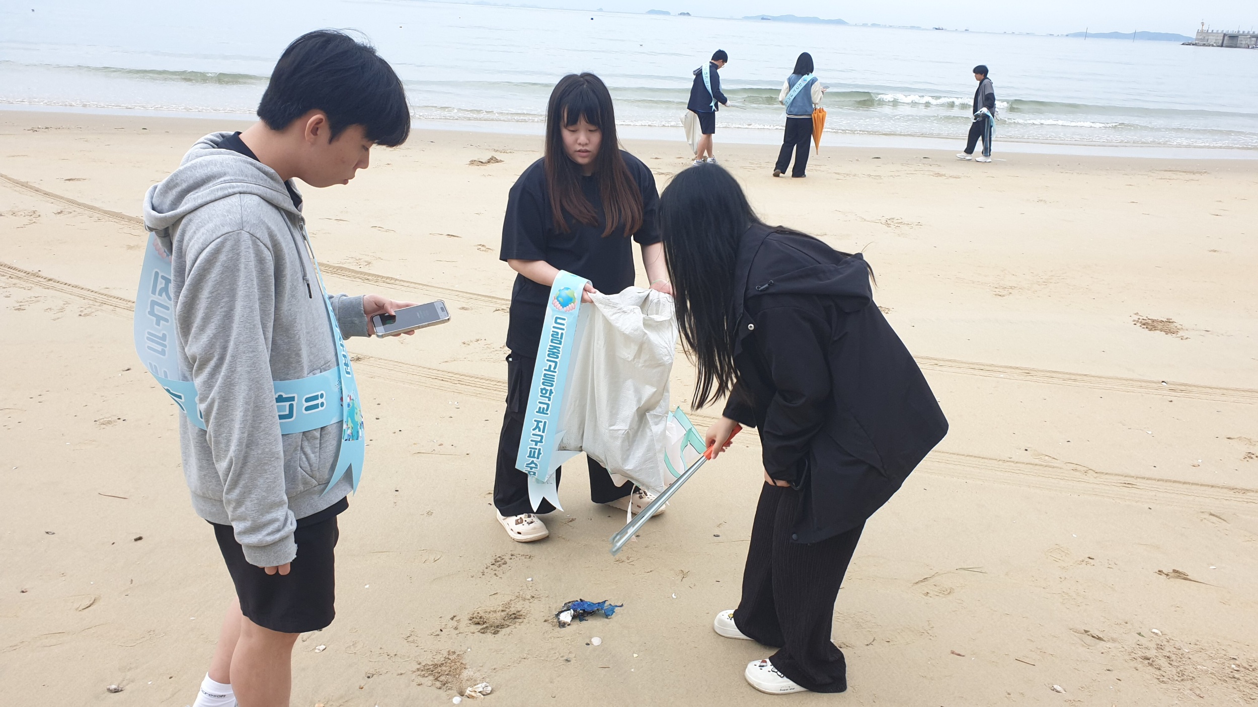 국제연안정화의 날을 맞은 드림중고등학교 지구파수꾼의 두번째 반려해변정화활동 7