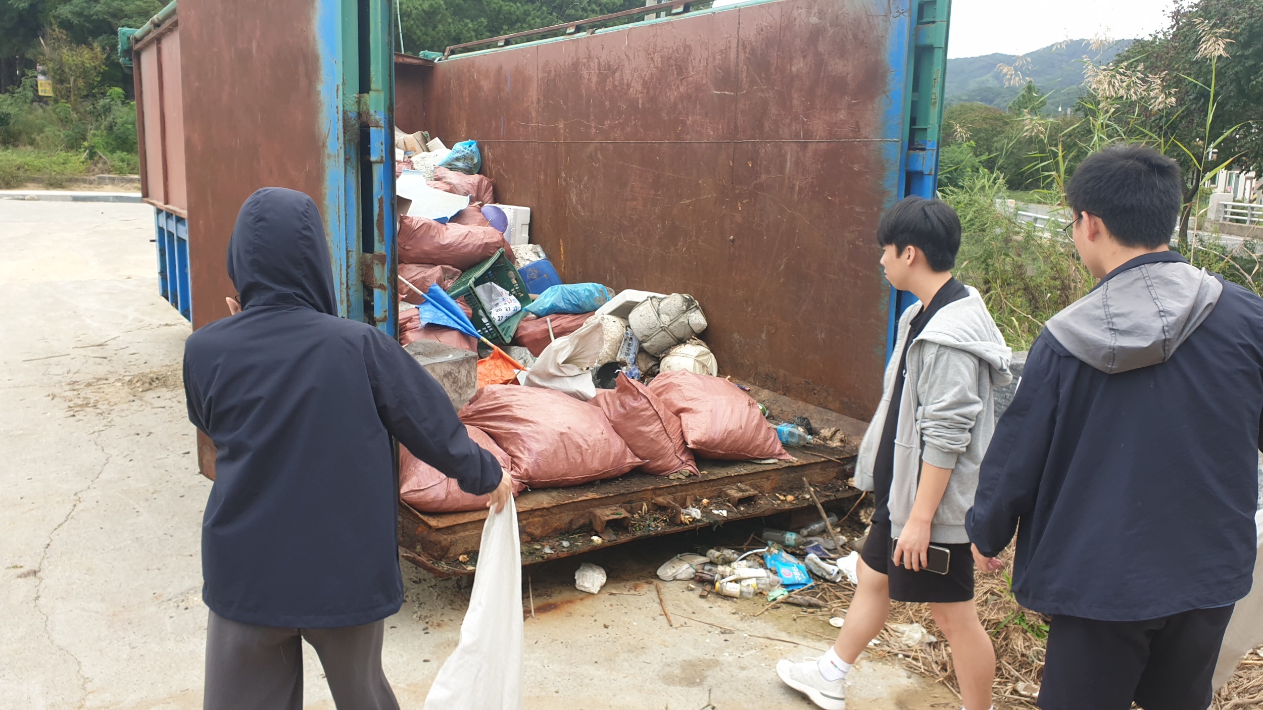 국제연안정화의 날을 맞은 드림중고등학교 지구파수꾼의 두번째 반려해변정화활동 13