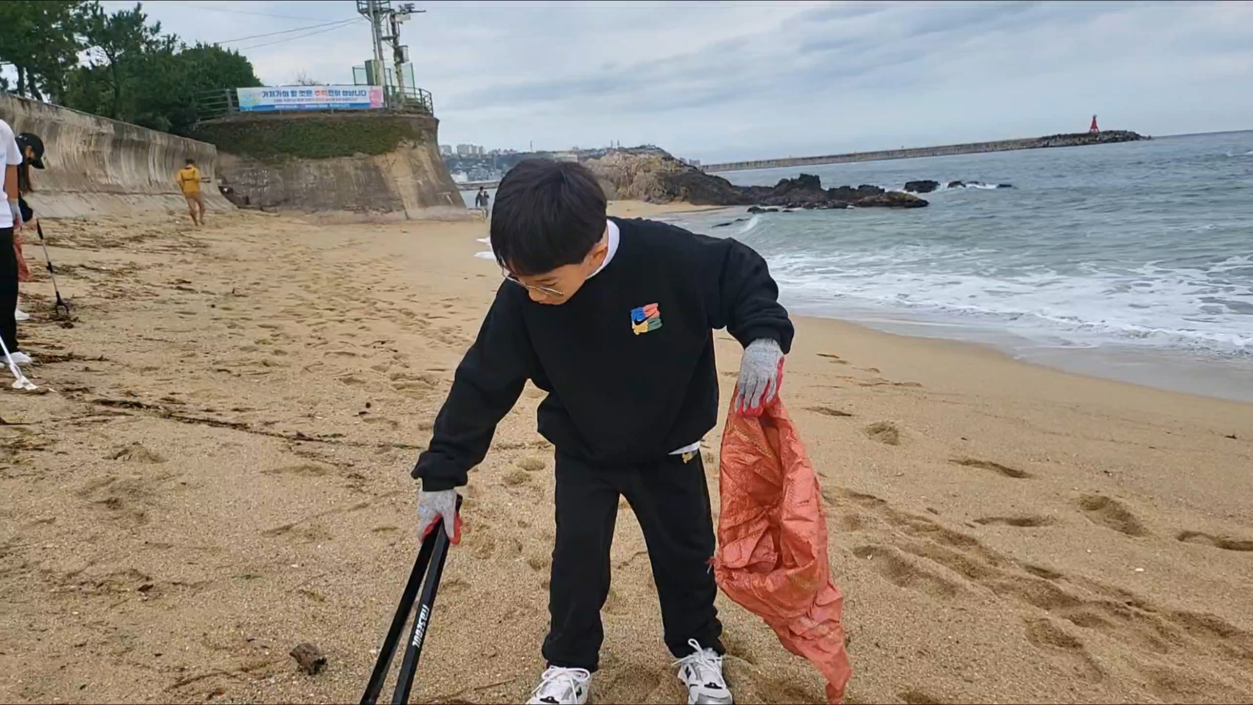 “작은 손길이 모여 바다를 살리고, 함께하는 힘이 변화를 만든다.” 4
