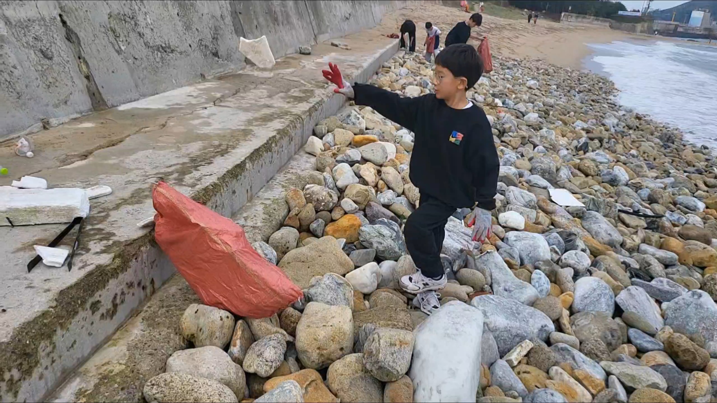 “작은 손길이 모여 바다를 살리고, 함께하는 힘이 변화를 만든다.” 6