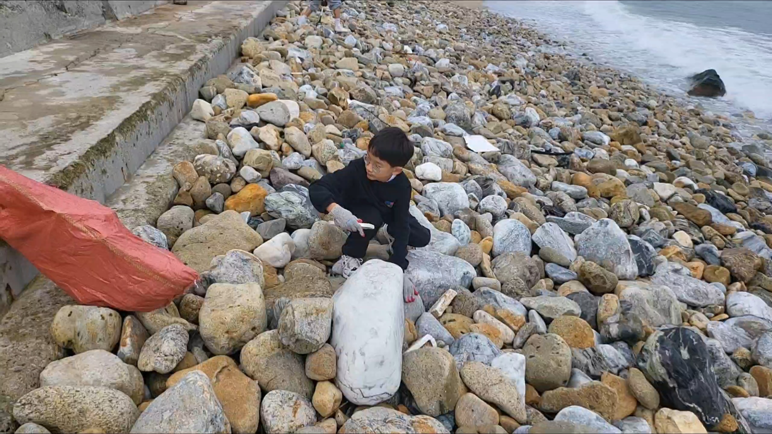 “작은 손길이 모여 바다를 살리고, 함께하는 힘이 변화를 만든다.” 5