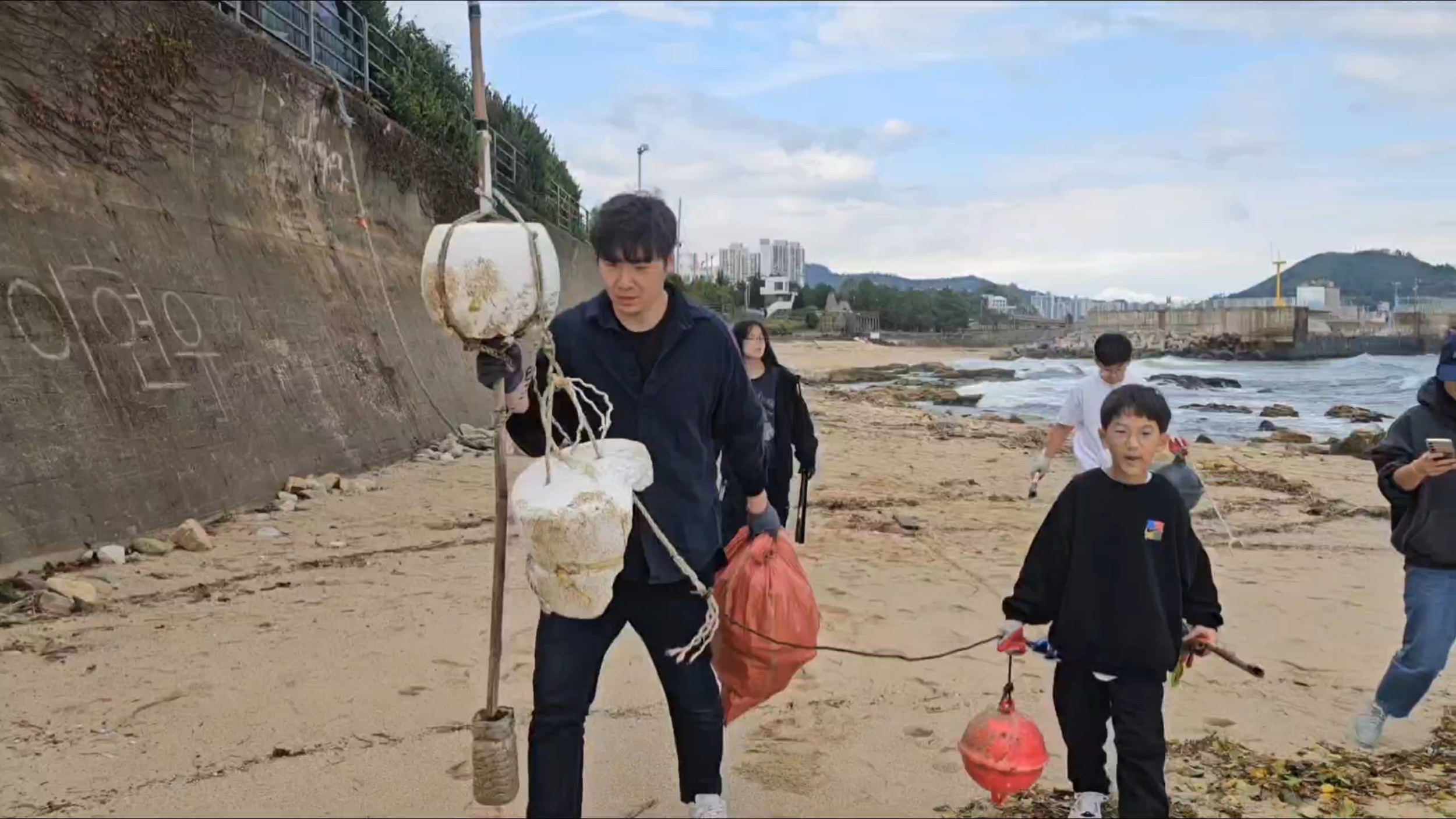 “작은 손길이 모여 바다를 살리고, 함께하는 힘이 변화를 만든다.” 10