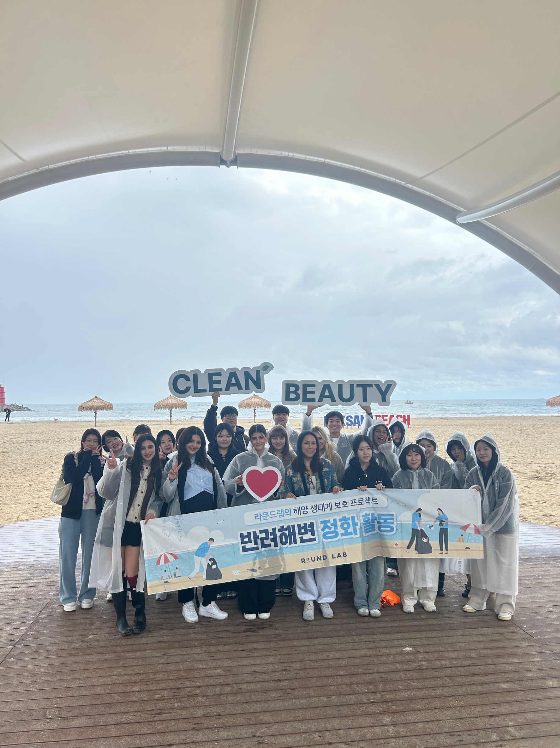 비 속에서 웃다, 외국인 인플루언서와 함께한 낙산 해변의 특별한 날 15