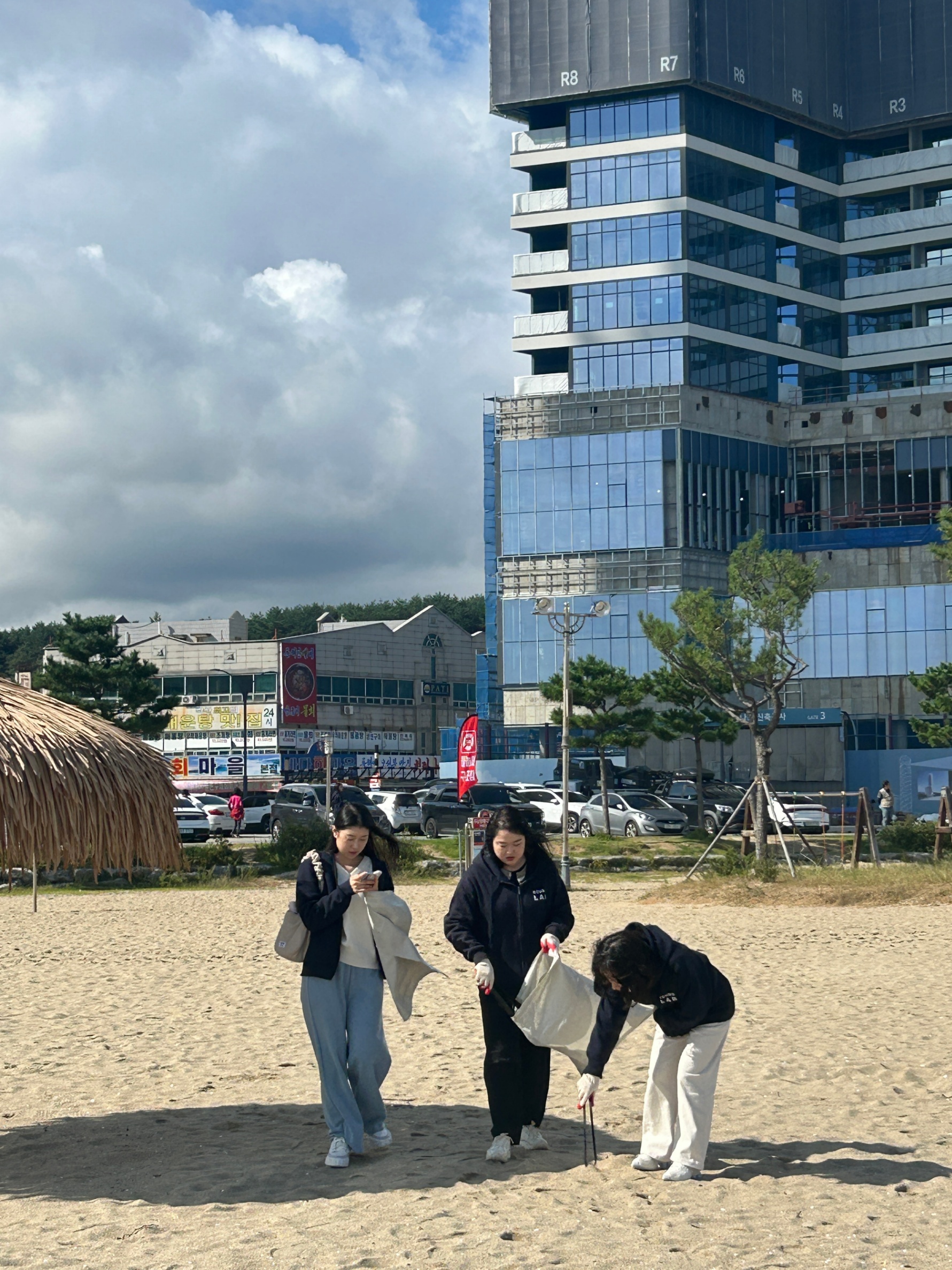 비 속에서 웃다, 외국인 인플루언서와 함께한 낙산 해변의 특별한 날 7