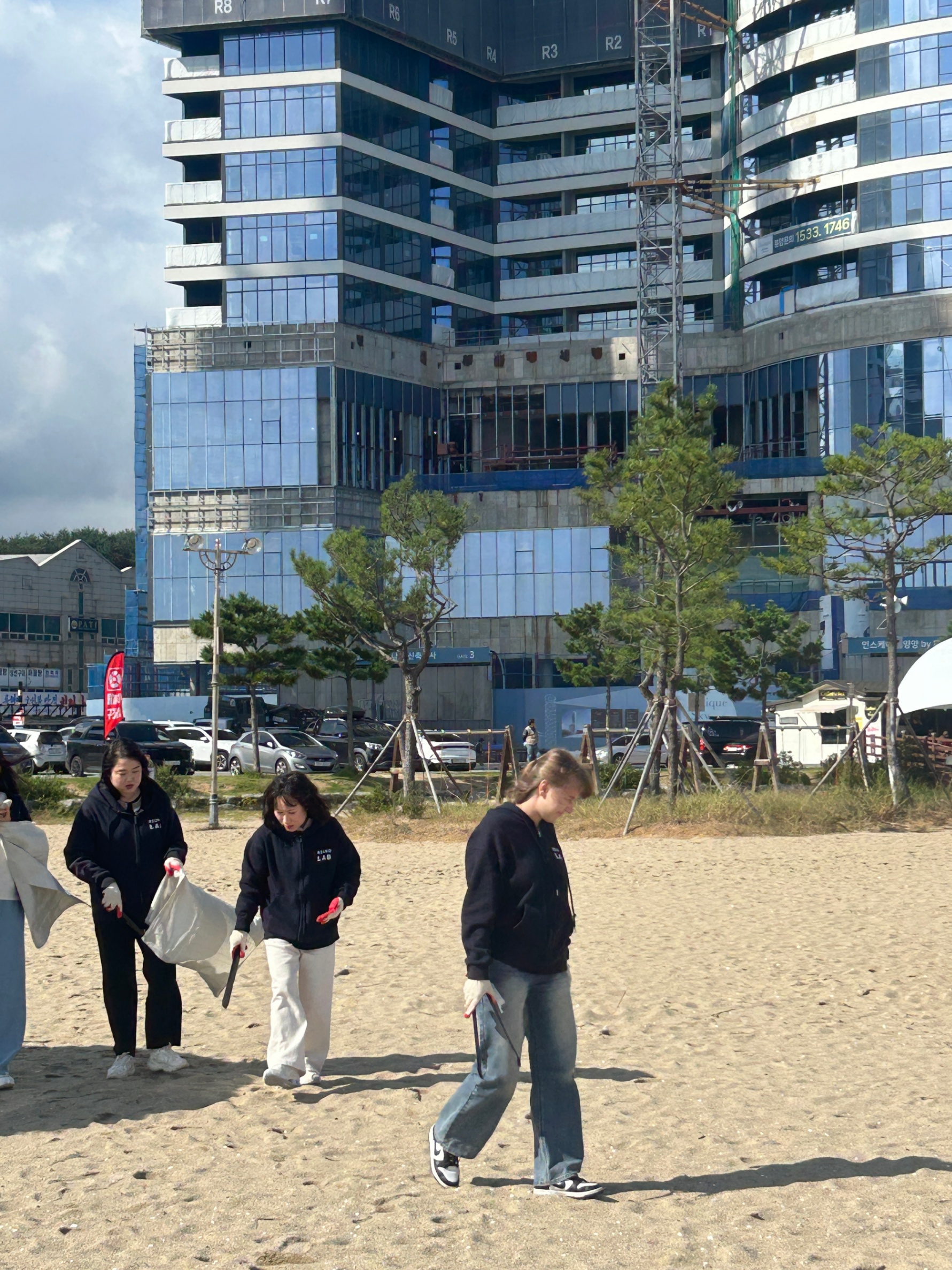 비 속에서 웃다, 외국인 인플루언서와 함께한 낙산 해변의 특별한 날 6