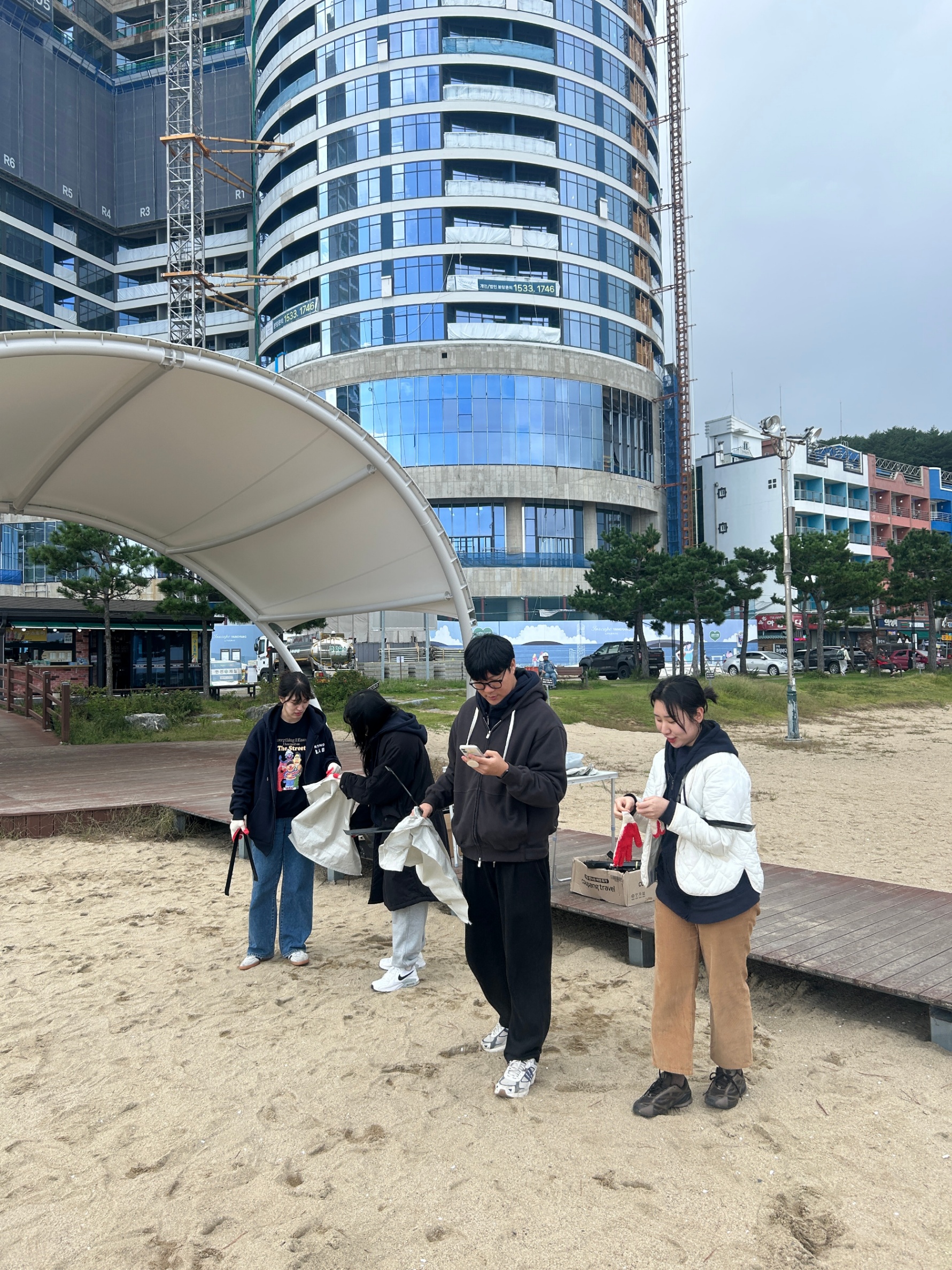 비 속에서 웃다, 외국인 인플루언서와 함께한 낙산 해변의 특별한 날 12